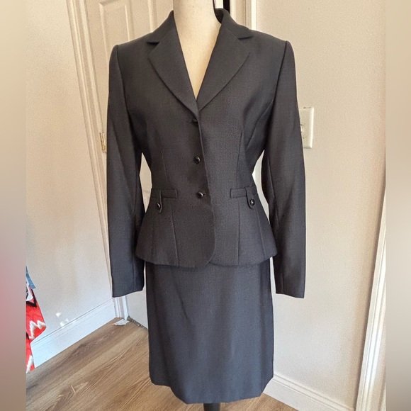 Tahari Size 6 - Grey suit - Picture 1 of 1